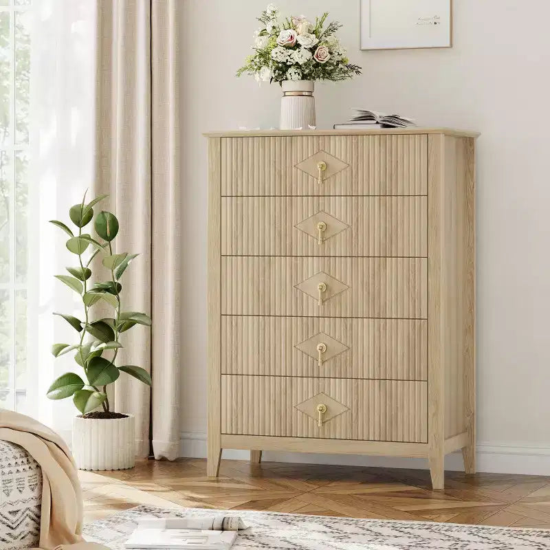 Cassettiera a 5 cassetti per camera da letto, comò in legno da 32" di larghezza con maniglie in metallo, organizer per vestiti scanalato, comodino stretto