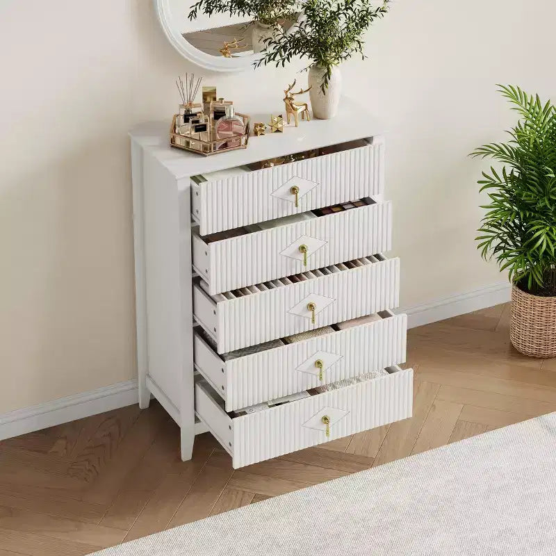 Cassettiera a 5 cassetti per camera da letto, comò in legno da 32" di larghezza con maniglie in metallo, organizer per vestiti scanalato, comodino stretto