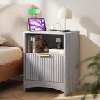 Marsail Comodino Scanalato con Stazione di Ricarica, Tavolino da Comodino Regolabile con Porte USB e AC, Tavolino con 1 Cassetto, Finitura Effetto Legno, Camera da Leto, Grigio