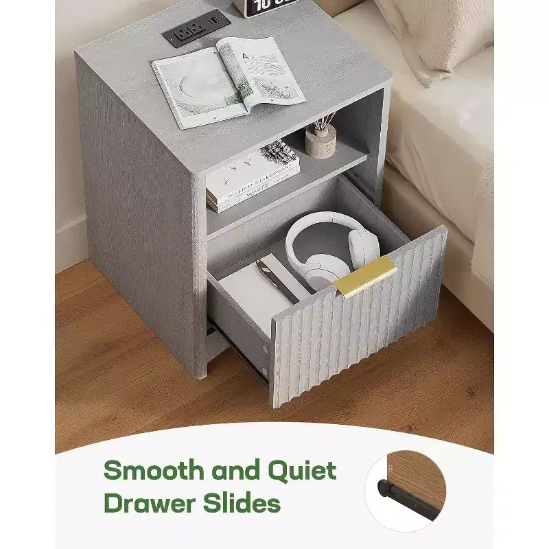 Marsail Comodino Scanalato con Stazione di Ricarica, Tavolino da Comodino Regolabile con Porte USB e AC, Tavolino con 1 Cassetto, Finitura Effetto Legno, Camera da Leto, Grigio