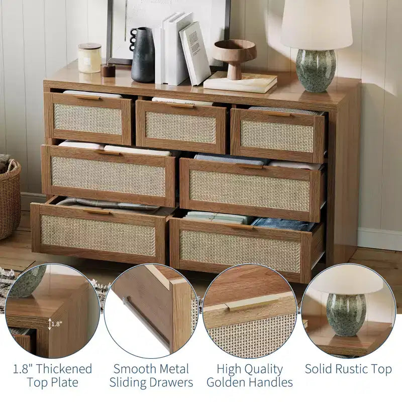 Cassettiera in Rattan per Camera da Letto da 53", Comò Boho a 7 Cassetti, Grande Mobile Contenitore per Vestiti, Mobile d'Accento in Legno con Maniglie in Metallo