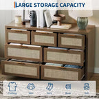 Cassettiera in Rattan per Camera da Letto da 53", Comò Boho a 7 Cassetti, Grande Mobile Contenitore per Vestiti, Mobile d'Accento in Legno con Maniglie in Metallo