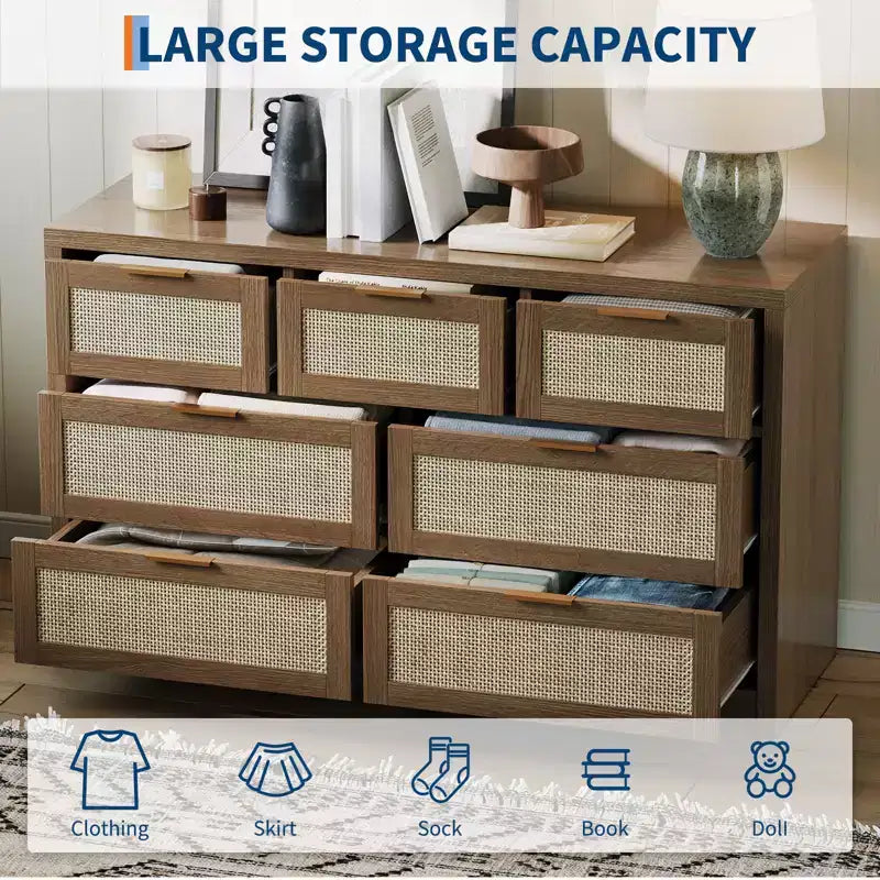 Cassettiera in Rattan per Camera da Letto da 53", Comò Boho a 7 Cassetti, Grande Mobile Contenitore per Vestiti, Mobile d'Accento in Legno con Maniglie in Metallo