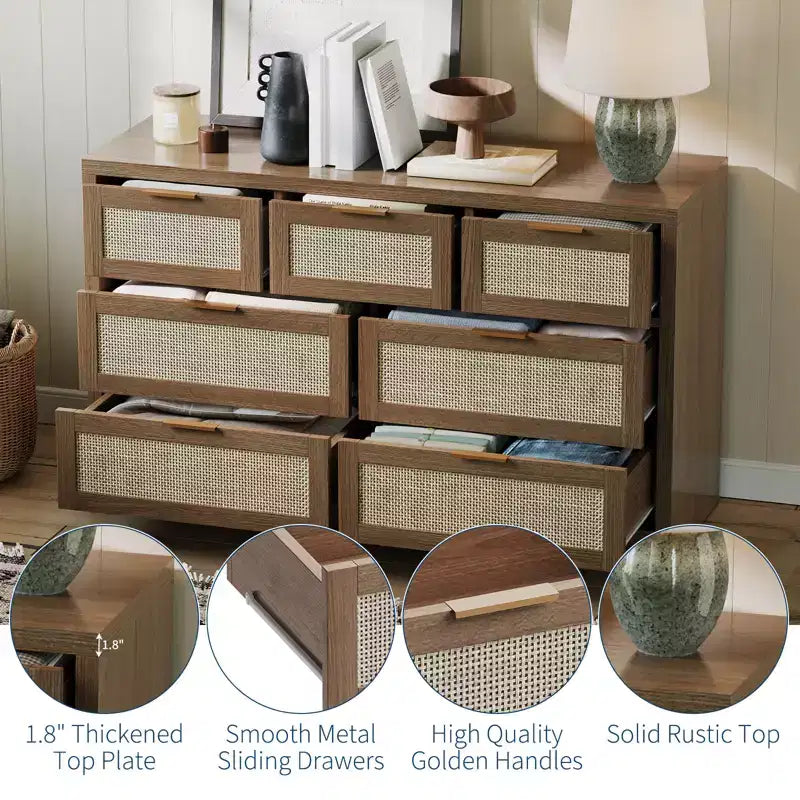 Cassettiera in Rattan per Camera da Letto da 53", Comò Boho a 7 Cassetti, Grande Mobile Contenitore per Vestiti, Mobile d'Accento in Legno con Maniglie in Metallo