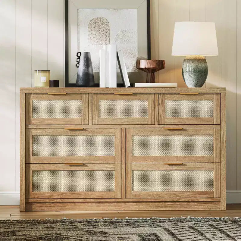 Cassettiera in Rattan per Camera da Letto da 53", Comò Boho a 7 Cassetti, Grande Mobile Contenitore per Vestiti, Mobile d'Accento in Legno con Maniglie in Metallo