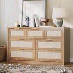 Cassettiera in Rattan per Camera da Letto da 53", Comò Boho a 7 Cassetti, Grande Mobile Contenitore per Vestiti, Mobile d'Accento in Legno con Maniglie in Metallo
