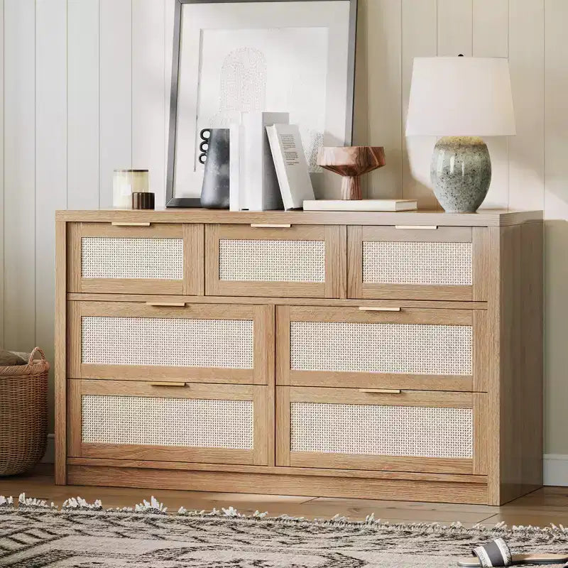 Cassettiera in Rattan per Camera da Letto da 53", Comò Boho a 7 Cassetti, Grande Mobile Contenitore per Vestiti, Mobile d'Accento in Legno con Maniglie in Metallo