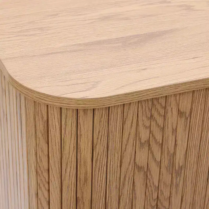 Mobile credenza LuxenHome in MDF con finitura rovere, 3 cassetti, ante scorrevoli e angoli arrotondati