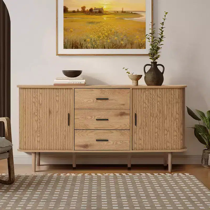 Mobile credenza LuxenHome in MDF con finitura rovere, 3 cassetti, ante scorrevoli e angoli arrotondati