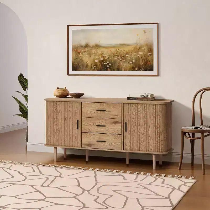 Mobile credenza LuxenHome in MDF con finitura rovere, 3 cassetti, ante scorrevoli e angoli arrotondati