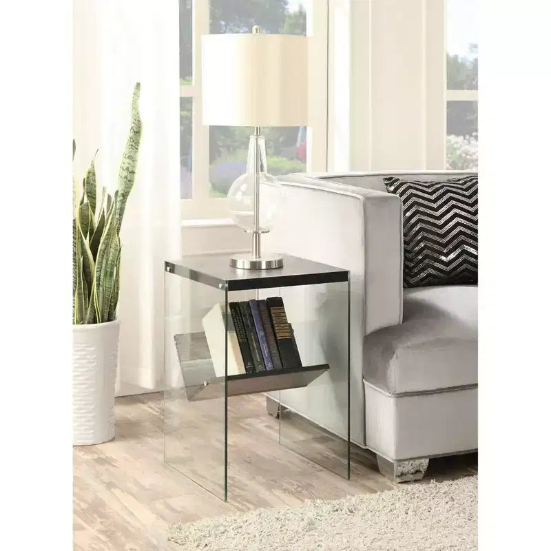 Tavolino finale HomeStock Belmont minimalista in vetro con ripiano inferiore, pannelli laterali trasparenti, piano in truciolato e design moderno contemporaneo