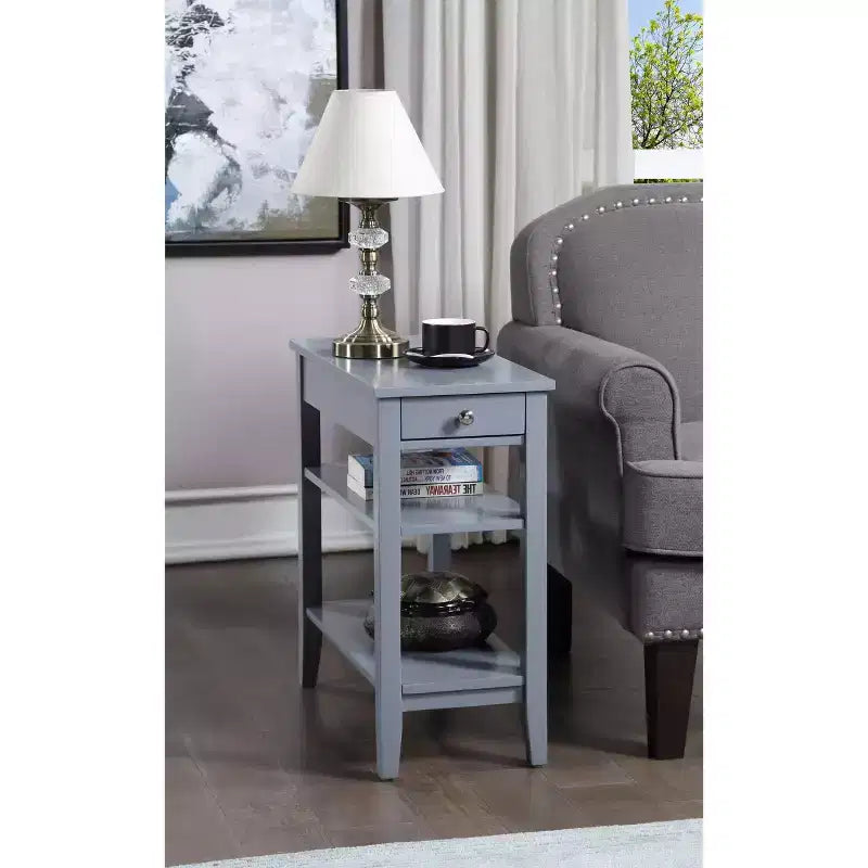 Tavolino Belmont HomeStock con cassetto liscio, pomello in nichel e tre ripiani, tavolino laterale transizionale per soggiorno o ufficio