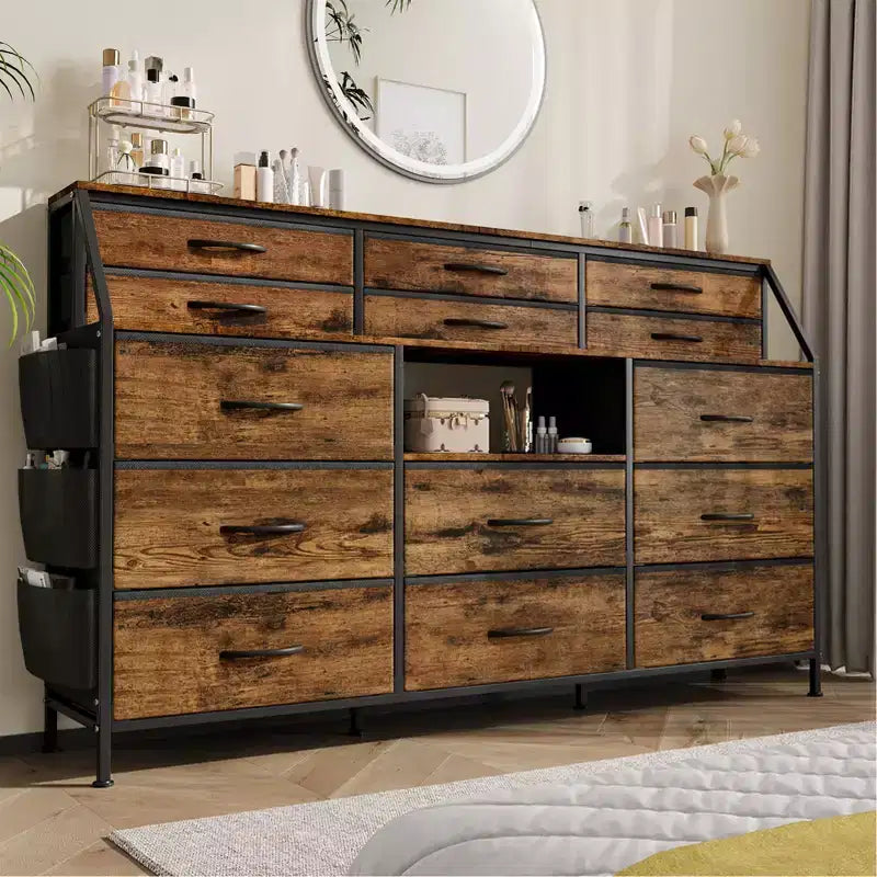 Comò in tessuto da 55" di larghezza con tasca laterale, 14 cassetti e ripiani, struttura robusta, piano in legno