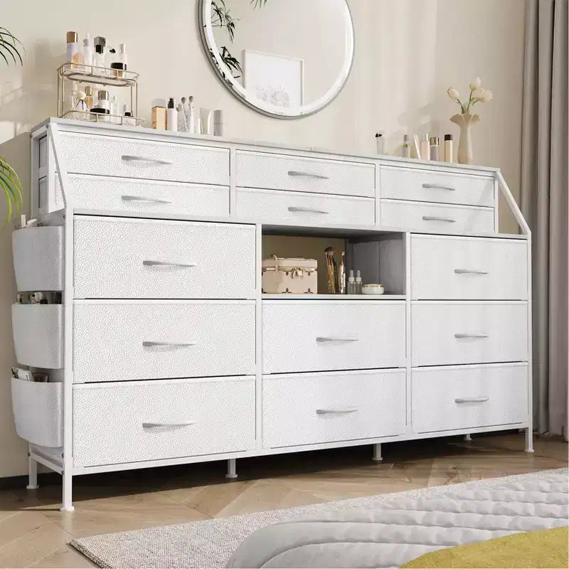Comò in tessuto da 55" di larghezza con tasca laterale, 14 cassetti e ripiani, struttura robusta, piano in legno