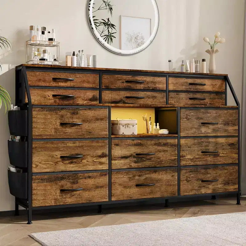 Comò in tessuto da 55" di larghezza con tasca laterale, 14 cassetti e ripiani, struttura robusta, piano in legno