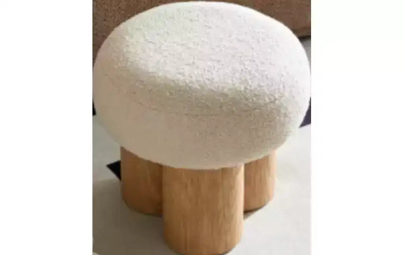 Sgabello rotondo di Homy Casa con rivestimento in bouclé e gambe cilindriche in legno massello, beige