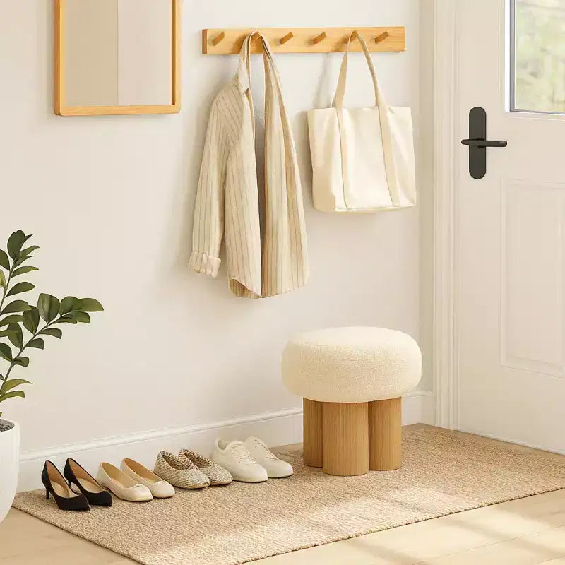 Sgabello rotondo di Homy Casa con rivestimento in bouclé e gambe cilindriche in legno massello, beige