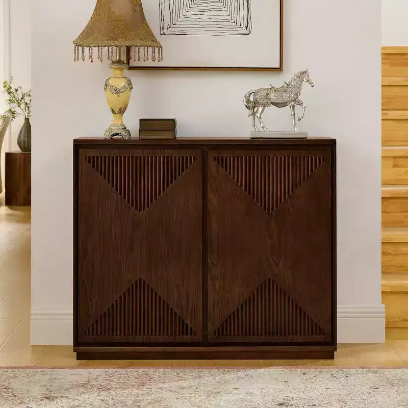Mobile contenitore a V stile Mid-Century Modern, credenza a buffet stretta con fori per cavi, ante a coste e base in legno massello per soggiorno