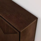 Mobile contenitore a V stile Mid-Century Modern, credenza a buffet stretta con fori per cavi, ante a coste e base in legno massello per soggiorno