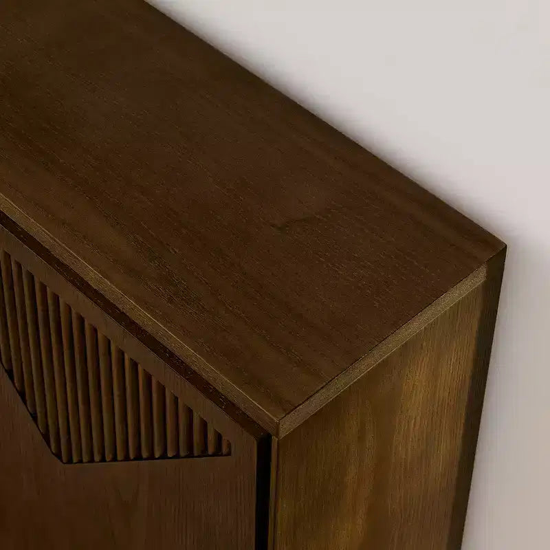 Mobile contenitore a V stile Mid-Century Modern, credenza a buffet stretta con fori per cavi, ante a coste e base in legno massello per soggiorno