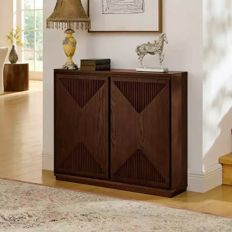 Mobile contenitore a V stile Mid-Century Modern, credenza a buffet stretta con fori per cavi, ante a coste e base in legno massello per soggiorno