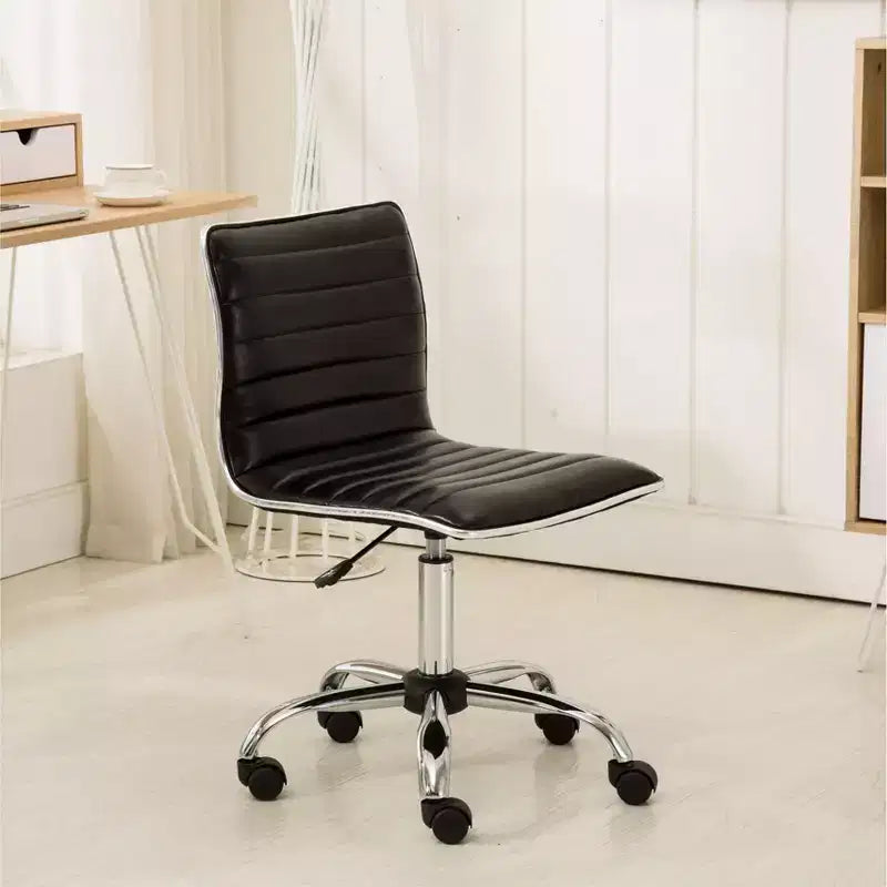 Sedia da Ufficio Regolabile Okak con Sollevamento ad Aria, Sedia da Scrivania Ergonomica con Base in Metallo Cromato, Sedia Girevole a 360 Gradi per Studio e Sala Lettura