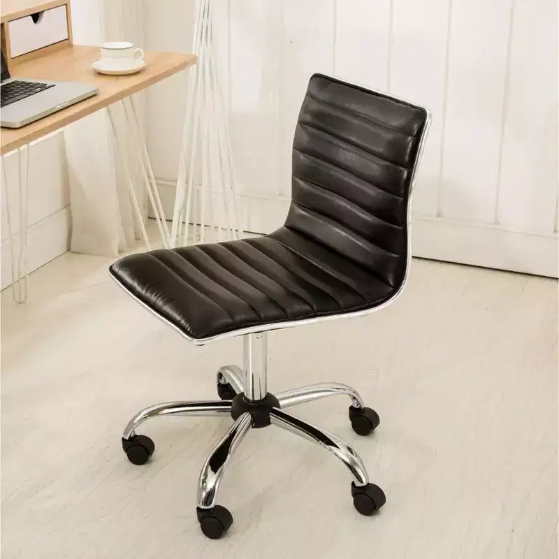 Sedia da Ufficio Regolabile Okak con Sollevamento ad Aria, Sedia da Scrivania Ergonomica con Base in Metallo Cromato, Sedia Girevole a 360 Gradi per Studio e Sala Lettura