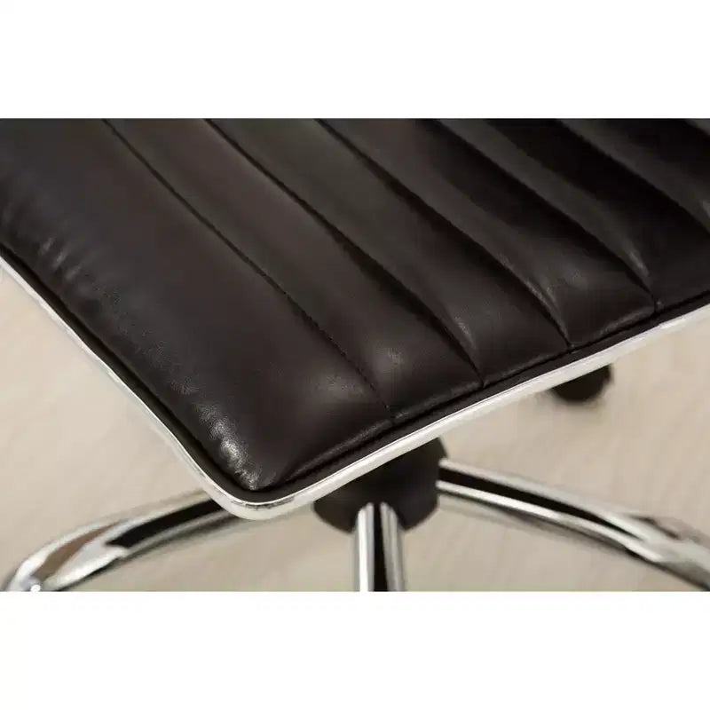 Sedia da Ufficio Regolabile Okak con Sollevamento ad Aria, Sedia da Scrivania Ergonomica con Base in Metallo Cromato, Sedia Girevole a 360 Gradi per Studio e Sala Lettura