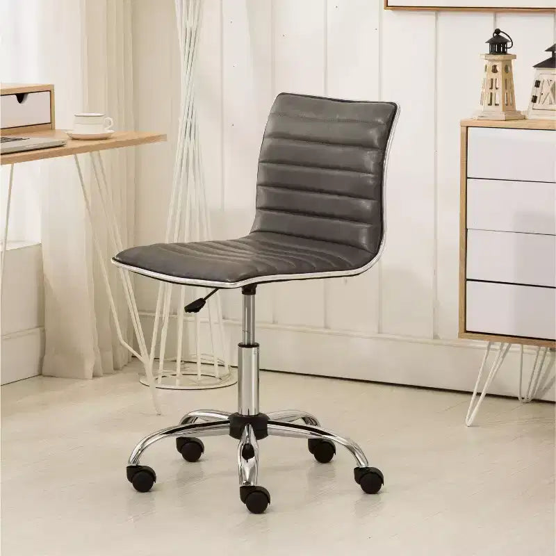 Sedia da Ufficio Regolabile Okak con Sollevamento ad Aria, Sedia da Scrivania Ergonomica con Base in Metallo Cromato, Sedia Girevole a 360 Gradi per Studio e Sala Lettura
