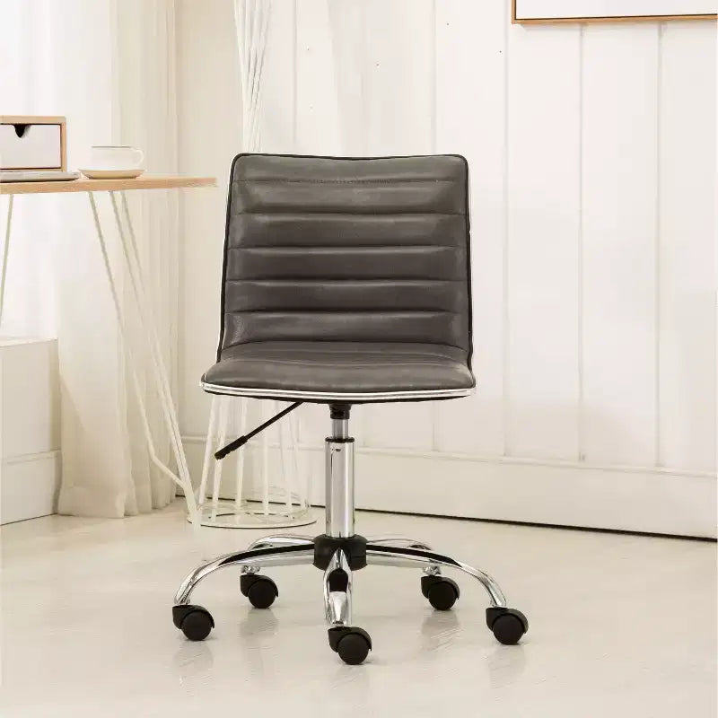 Sedia da Ufficio Regolabile Okak con Sollevamento ad Aria, Sedia da Scrivania Ergonomica con Base in Metallo Cromato, Sedia Girevole a 360 Gradi per Studio e Sala Lettura