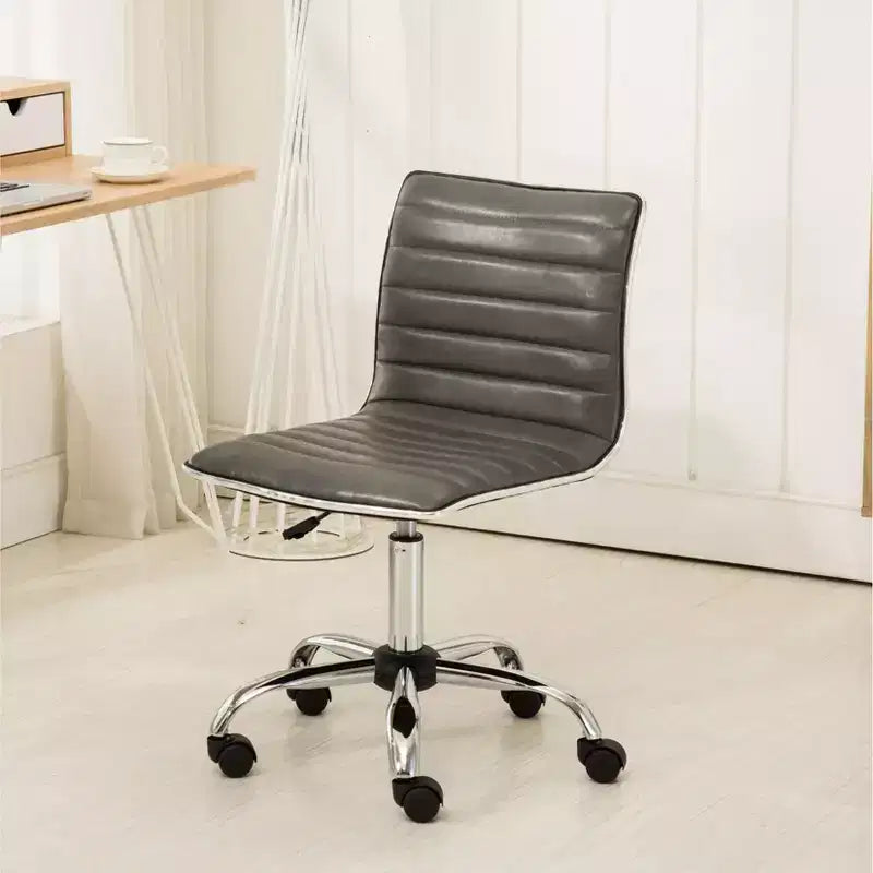 Sedia da Ufficio Regolabile Okak con Sollevamento ad Aria, Sedia da Scrivania Ergonomica con Base in Metallo Cromato, Sedia Girevole a 360 Gradi per Studio e Sala Lettura
