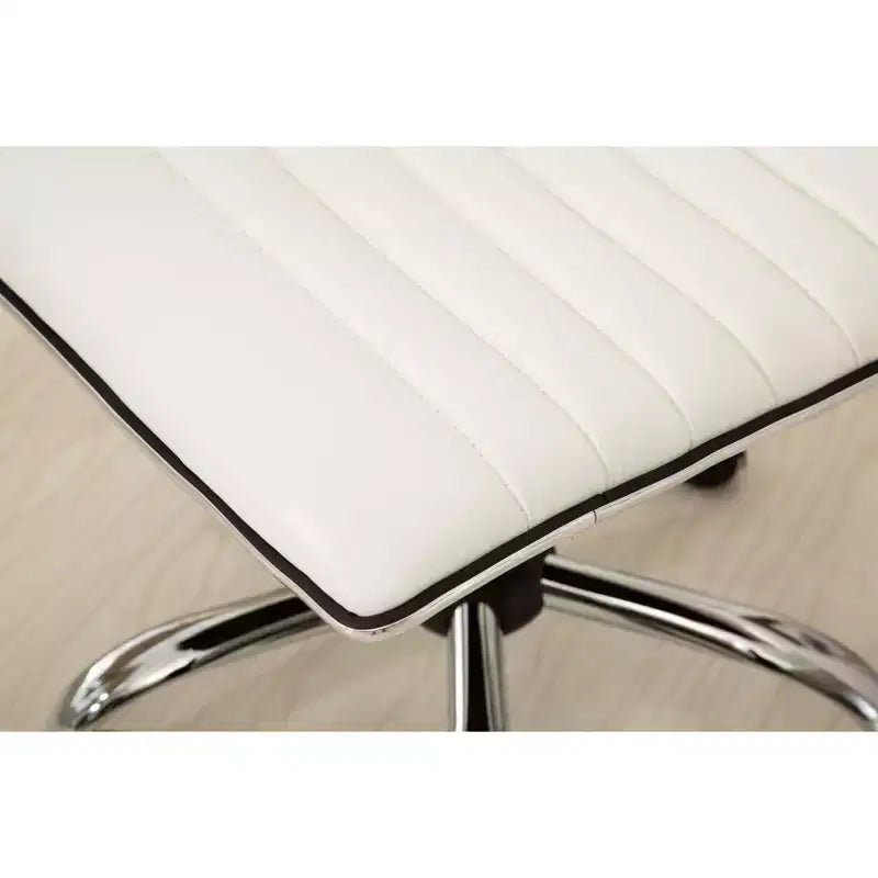 Sedia da Ufficio Regolabile Okak con Sollevamento ad Aria, Sedia da Scrivania Ergonomica con Base in Metallo Cromato, Sedia Girevole a 360 Gradi per Studio e Sala Lettura