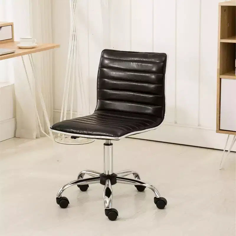 Sedia da Ufficio Regolabile Okak con Sollevamento ad Aria, Sedia da Scrivania Ergonomica con Base in Metallo Cromato, Sedia Girevole a 360 Gradi per Studio e Sala Lettura