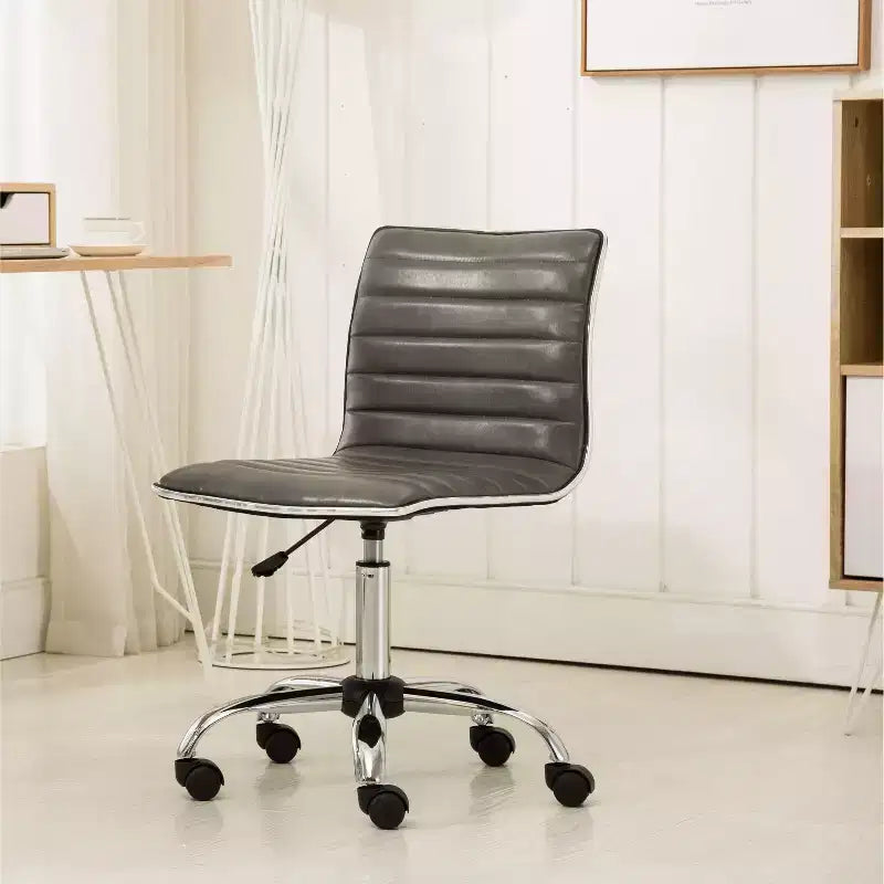 Sedia da Ufficio Regolabile Okak con Sollevamento ad Aria, Sedia da Scrivania Ergonomica con Base in Metallo Cromato, Sedia Girevole a 360 Gradi per Studio e Sala Lettura
