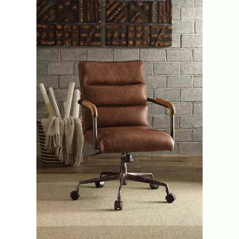 Sedia da scrivania Okak in pelle pieno fiore, sedia direzionale con braccioli in legno e struttura in metallo, sedia elegante e confortevole per casa e ufficio