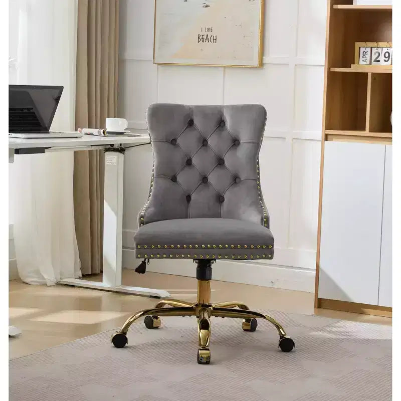 Sedia da ufficio moderna Okak, sedia da scrivania imbottita con base in metallo dorato e bottoni decorativi, sedia comoda regolabile in altezza per ufficio, casa