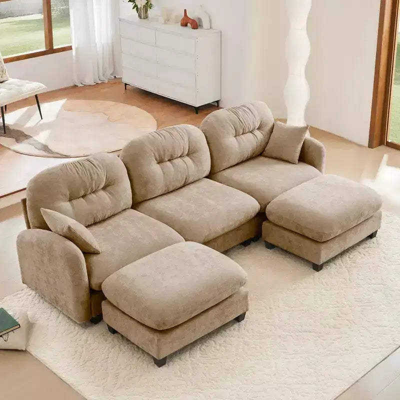 Divano componibile a U a 3 posti beige in ciniglia con 2 pouf e 2 cuscini decorativi per soggiorno