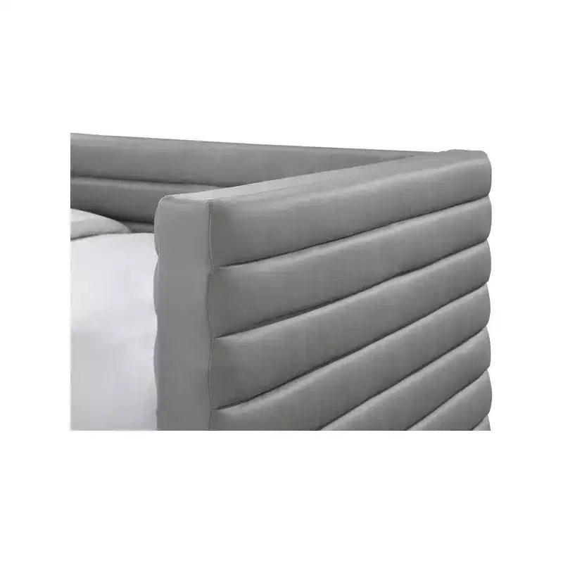 Meridian Furniture, Letto a giorno doppio in pelle vegana Beverly