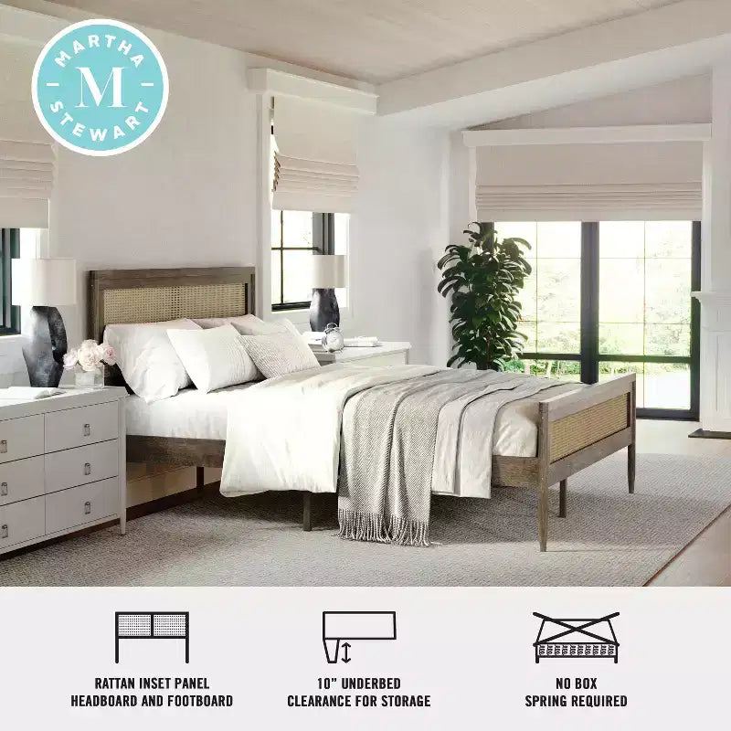 Letto a piattaforma Martha Stewart Jax in legno massello con testiera e pediera in rattan, non richiede rete a molle