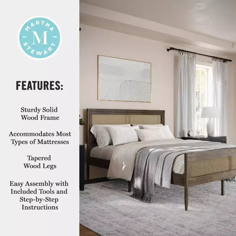 Letto a piattaforma Martha Stewart Jax in legno massello con testiera e pediera in rattan, non richiede rete a molle