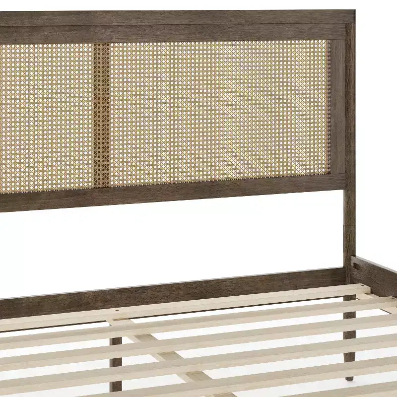 Letto a piattaforma Martha Stewart Jax in legno massello con testiera e pediera in rattan, non richiede rete a molle
