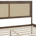 Letto a piattaforma Martha Stewart Jax in legno massello con testiera e pediera in rattan, non richiede rete a molle