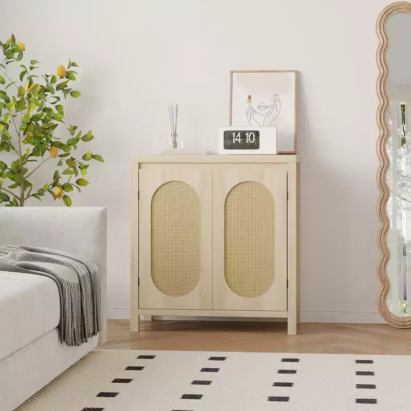 Mobiletto contenitore in rattan GustoWave con ante in PVC intrecciato, credenza/buffet in legno con ripiano regolabile, mobiletto bar in legno