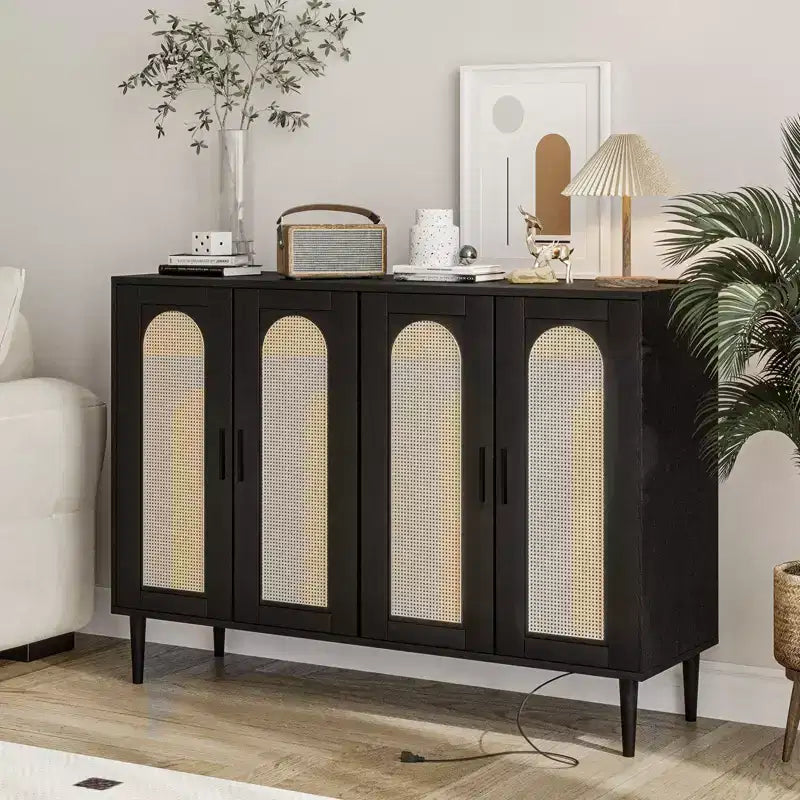 CuisinSmart Mobile Buffet in Rattan, Mobile Contenitore Boho, Mobile Bar con 4 Ante e Presa di Corrente per Cucina, Sala da Pranzo, Soggiorno