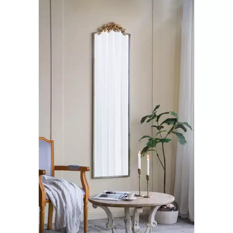 Specchio grande rettangolare a figura intera Okak con corona floreale dorata, specchio da parete, specchio a figura intera per camerino, negozio di abbigliamento, oro