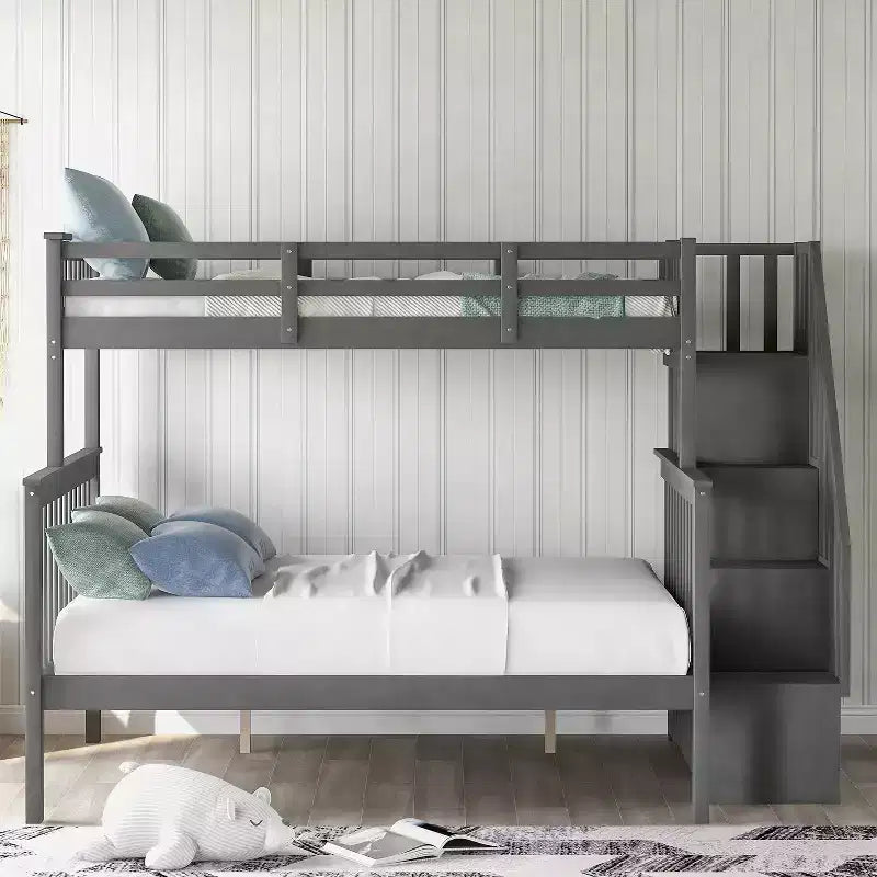 Letto a castello con scalinata per due materassi singoli sopra uno matrimoniale, con contenitore e ringhiera di protezione per camera da letto