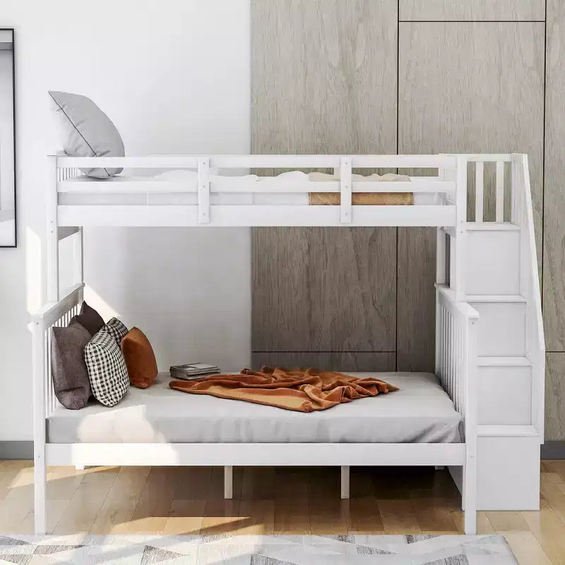 Letto a castello con scalinata per due materassi singoli sopra uno matrimoniale, con contenitore e ringhiera di protezione per camera da letto