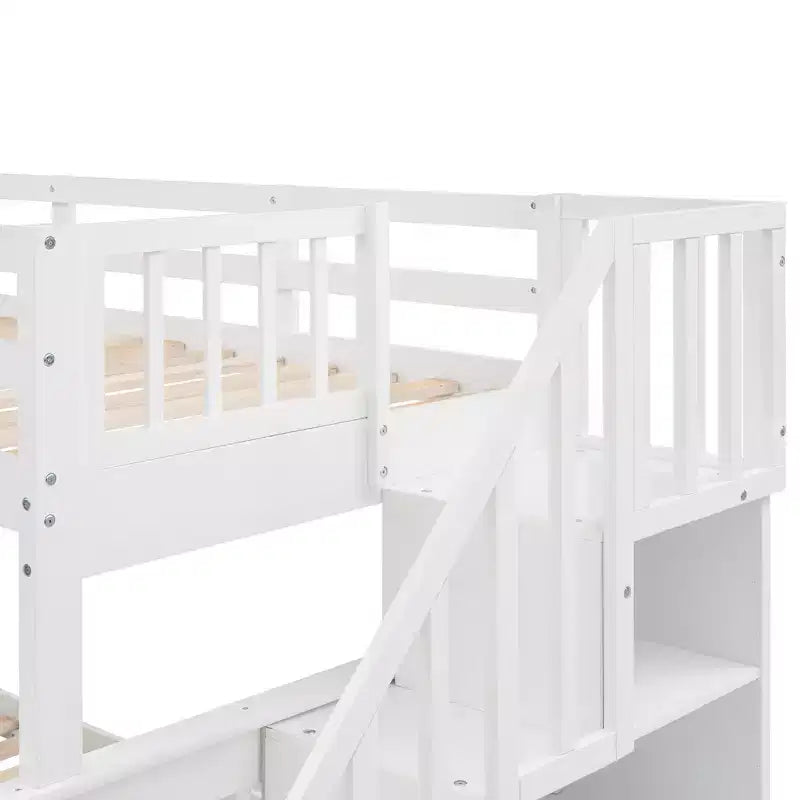 Letto a castello con scalinata per due materassi singoli sopra uno matrimoniale, con contenitore e ringhiera di protezione per camera da letto