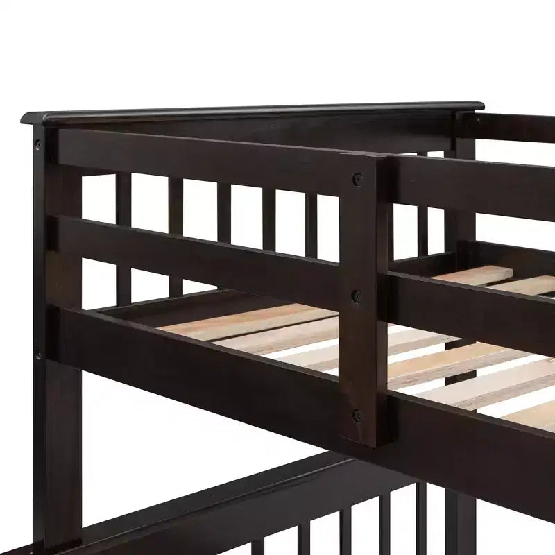 Letto a castello con scalinata per due materassi singoli sopra uno matrimoniale, con contenitore e ringhiera di protezione per camera da letto