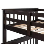 Letto a castello con scalinata per due materassi singoli sopra uno matrimoniale, con contenitore e ringhiera di protezione per camera da letto